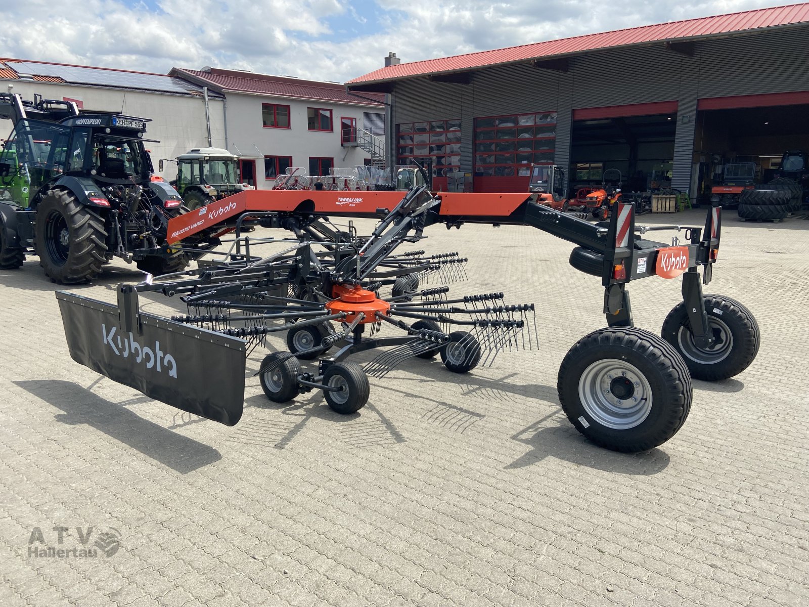 Schwader des Typs Kubota RA2070 Vario, Neumaschine in Schweitenkirchen (Bild 5)