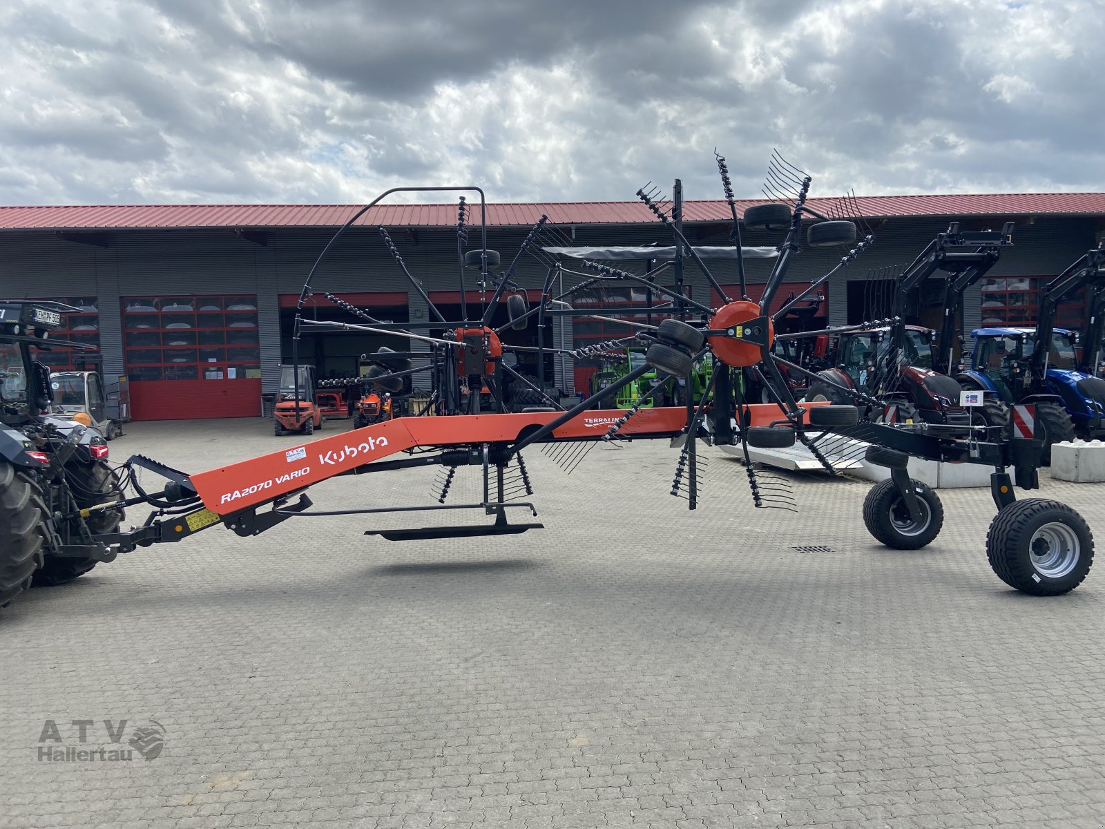 Schwader des Typs Kubota RA2070 Vario, Neumaschine in Schweitenkirchen (Bild 10)