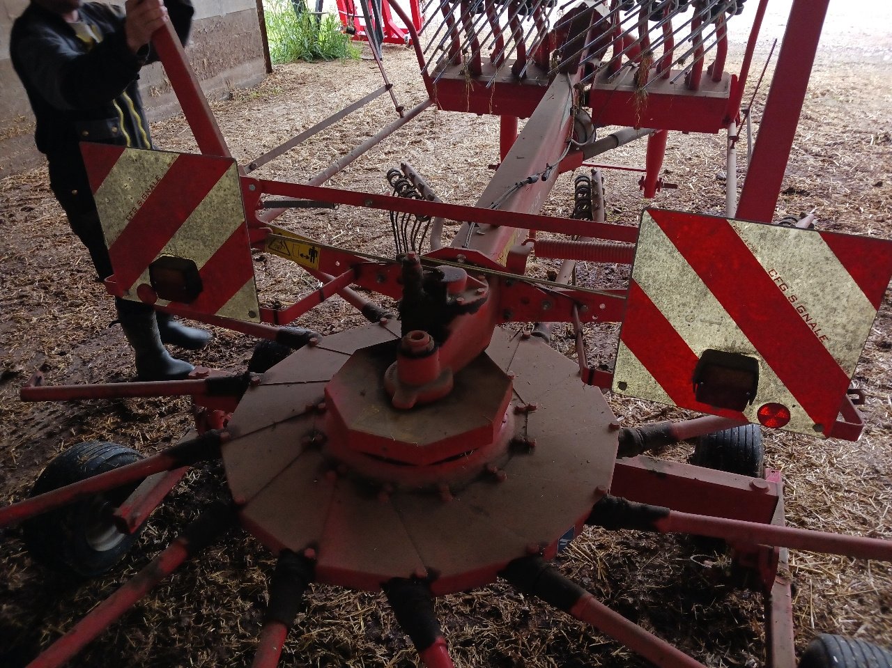 Schwader del tipo Kuhn 4521, Gebrauchtmaschine en SAINT HILAIRE EN MORVAN (Imagen 4)