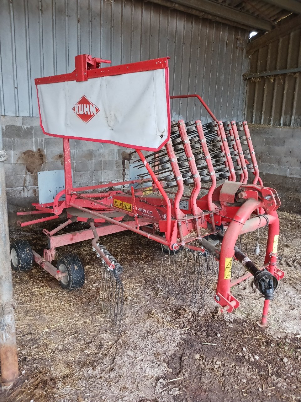 Schwader del tipo Kuhn 4521, Gebrauchtmaschine en SAINT HILAIRE EN MORVAN (Imagen 1)