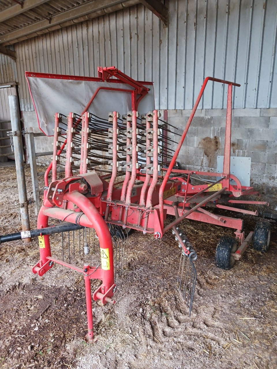 Schwader del tipo Kuhn 4521, Gebrauchtmaschine en SAINT HILAIRE EN MORVAN (Imagen 2)