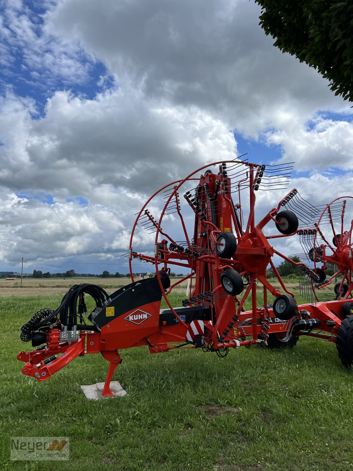 Schwader of the type Kuhn GA 13031, Neumaschine in Bad Waldsee Mennisweiler (Picture 6)
