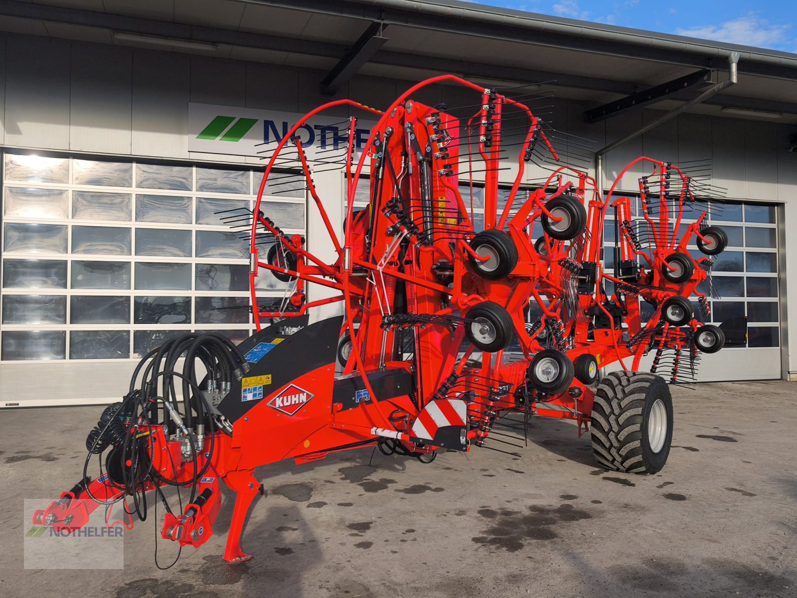 Schwader des Typs Kuhn GA 13031, Neumaschine in Pforzen (Bild 1)