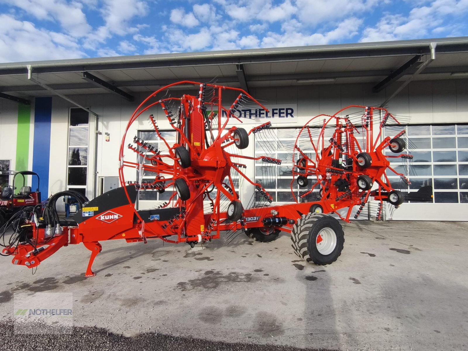Schwader des Typs Kuhn GA 13031, Neumaschine in Pforzen (Bild 2)