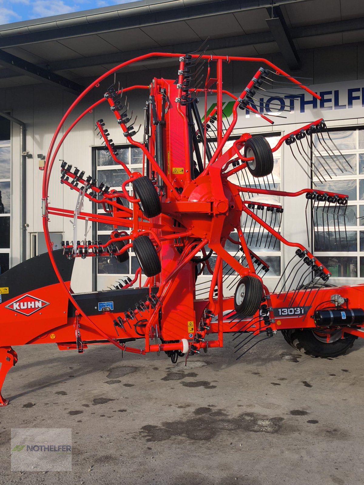 Schwader des Typs Kuhn GA 13031, Neumaschine in Pforzen (Bild 7)