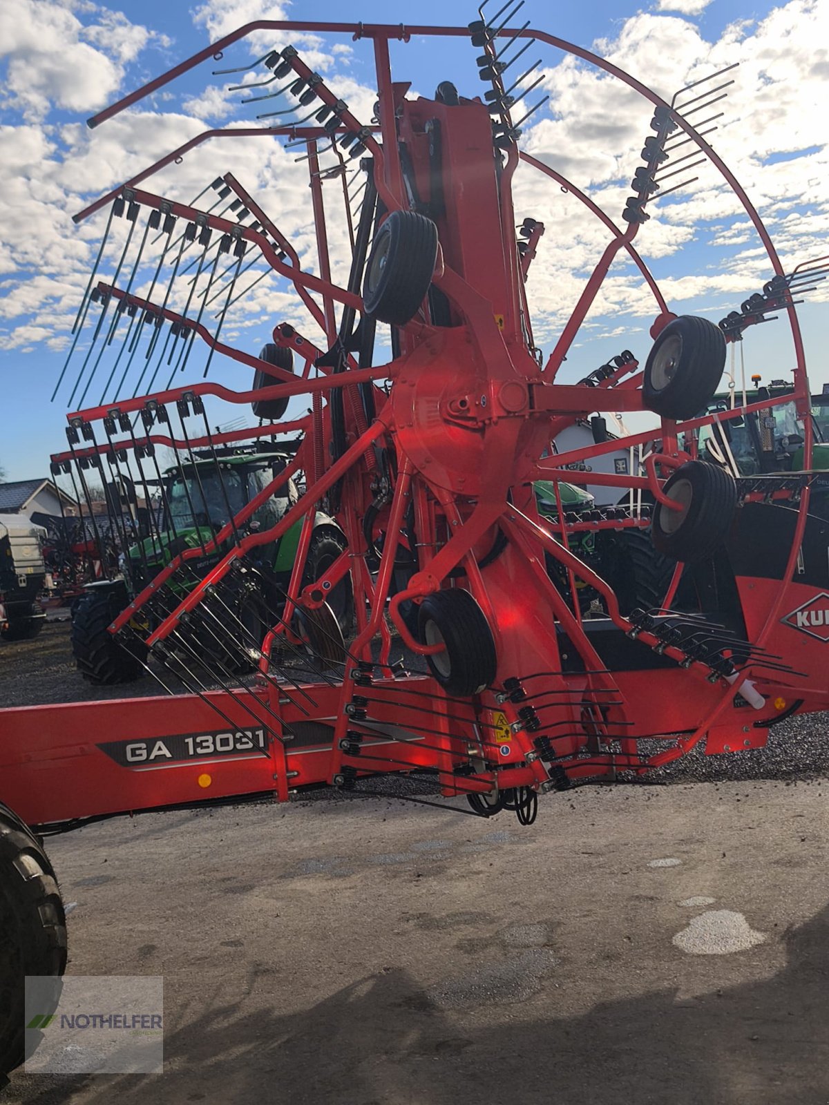 Schwader des Typs Kuhn GA 13031, Neumaschine in Pforzen (Bild 8)