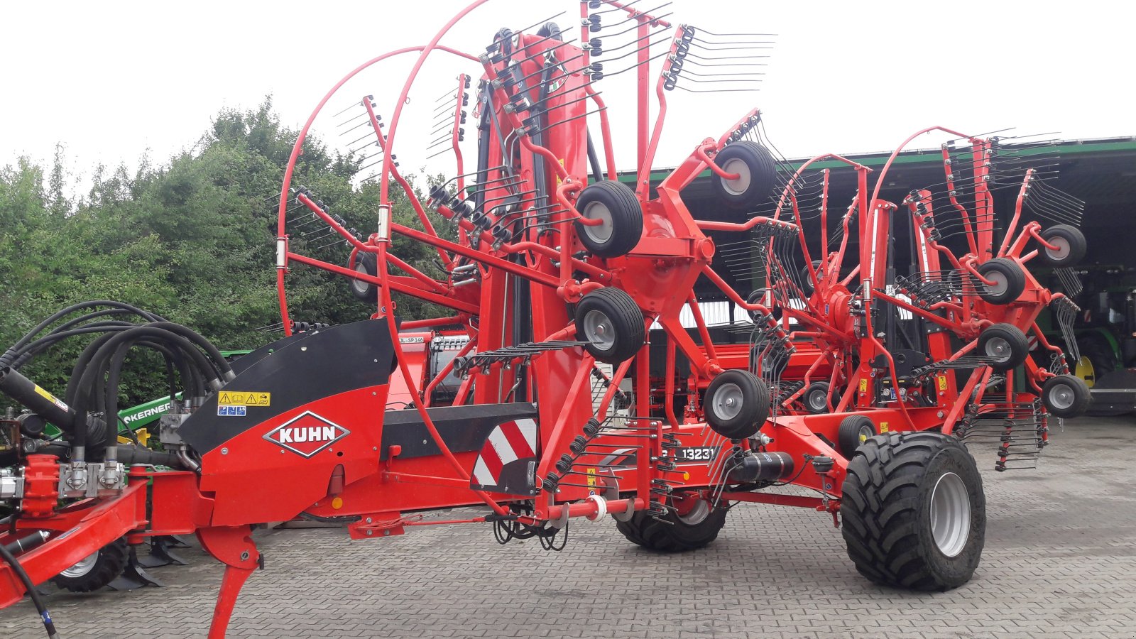 Schwader des Typs Kuhn GA 13231, Neumaschine in Aislingen (Bild 1)