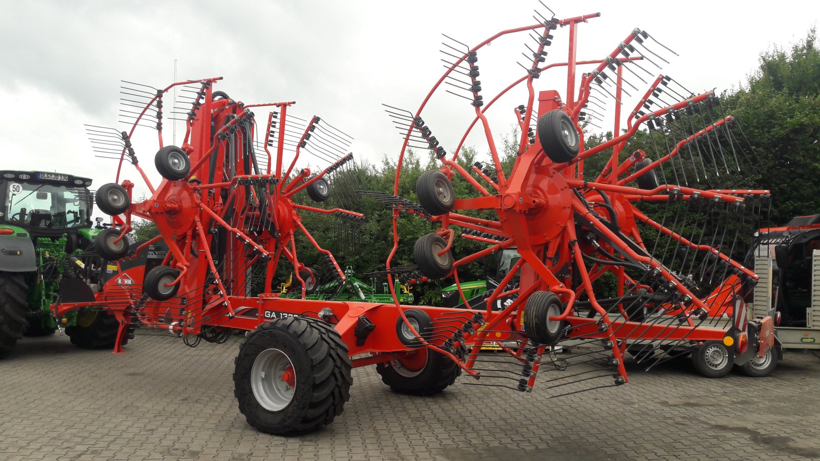 Schwader des Typs Kuhn GA 13231, Neumaschine in Aislingen (Bild 2)