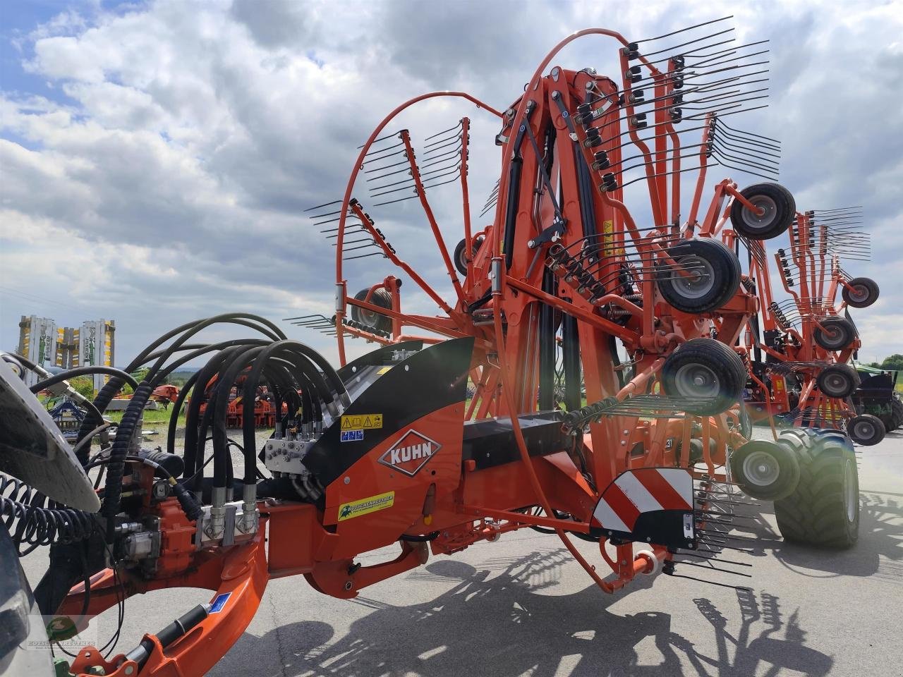 Schwader des Typs Kuhn GA 15231, Neumaschine in Münchberg (Bild 3)