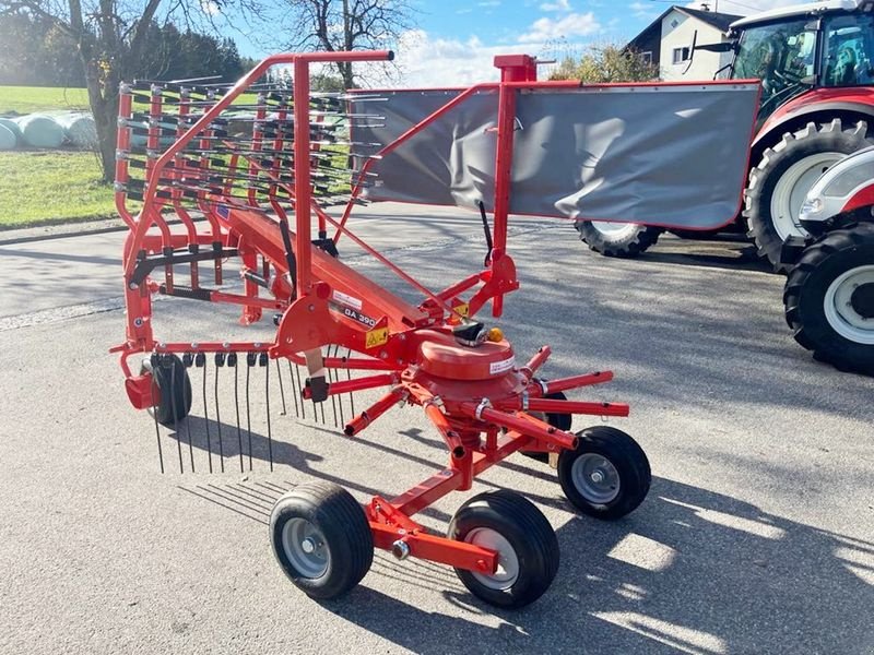 Schwader des Typs Kuhn GA 3901 Schwader, Neumaschine in St. Marienkirchen (Bild 12)