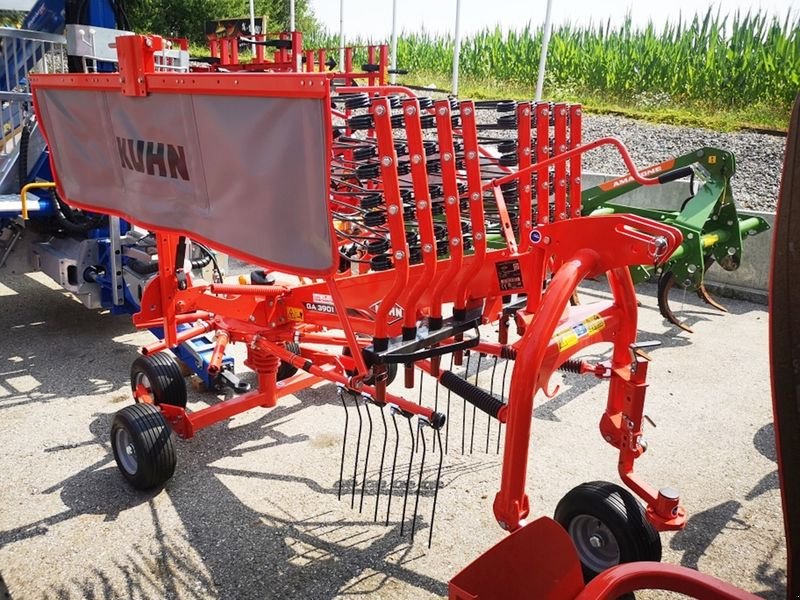 Schwader des Typs Kuhn GA 3901 Schwader, Neumaschine in St. Marienkirchen (Bild 3)