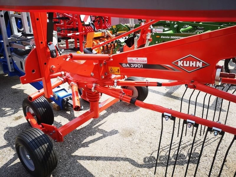 Schwader des Typs Kuhn GA 3901 Schwader, Neumaschine in St. Marienkirchen (Bild 8)