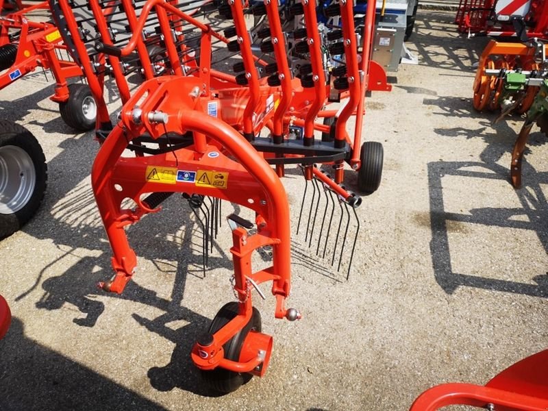 Schwader des Typs Kuhn GA 3901 Schwader, Neumaschine in St. Marienkirchen (Bild 5)