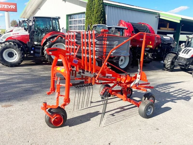 Schwader des Typs Kuhn GA 3901 Schwader, Neumaschine in St. Marienkirchen (Bild 9)