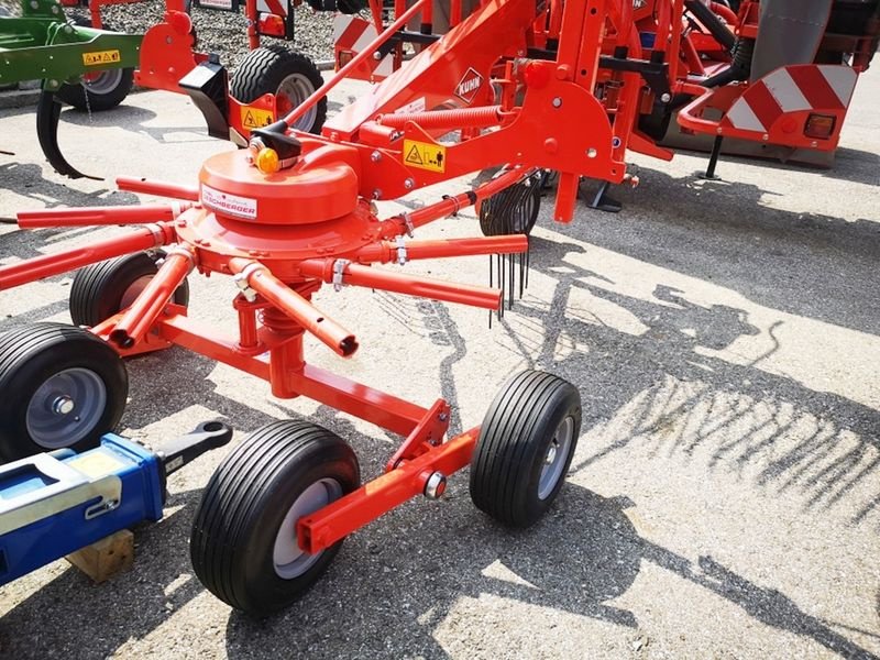 Schwader des Typs Kuhn GA 3901 Schwader, Neumaschine in St. Marienkirchen (Bild 7)