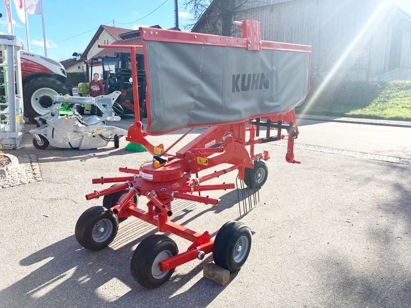 Schwader des Typs Kuhn GA 3901 Schwader, Neumaschine in St. Marienkirchen (Bild 11)