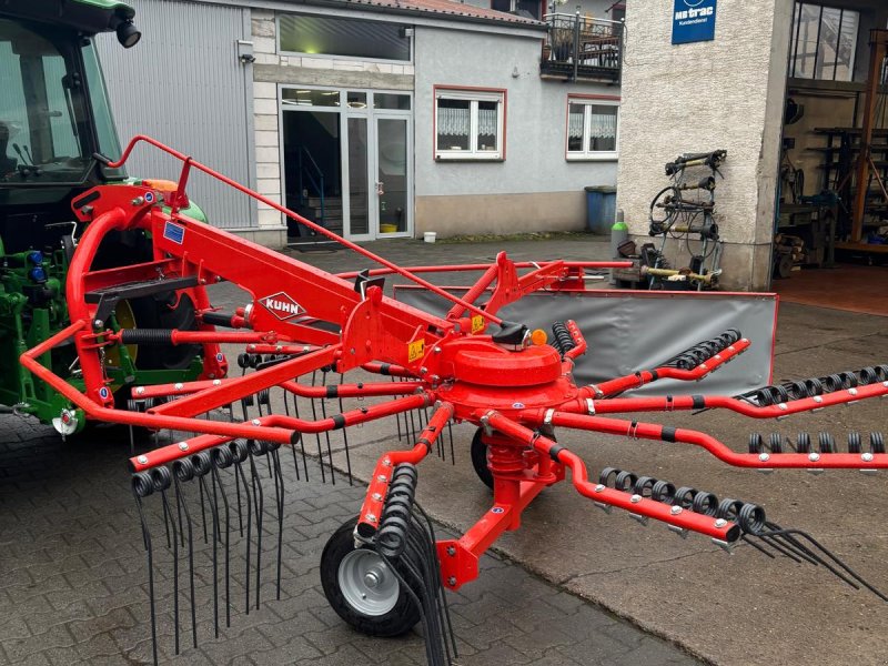 Schwader des Typs Kuhn GA 3901, Neumaschine in Flörsbachtal