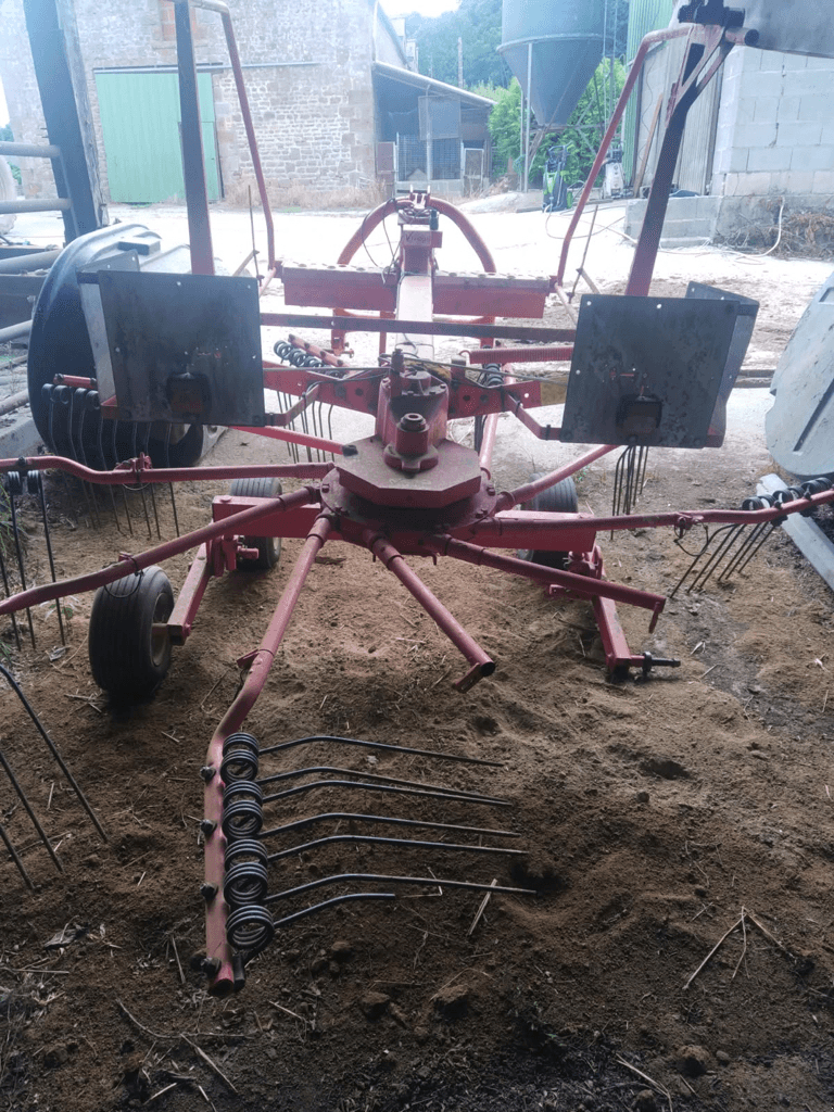 Schwader του τύπου Kuhn GA 4121 GM, Gebrauchtmaschine σε ISIGNY-LE-BUAT (Φωτογραφία 1)