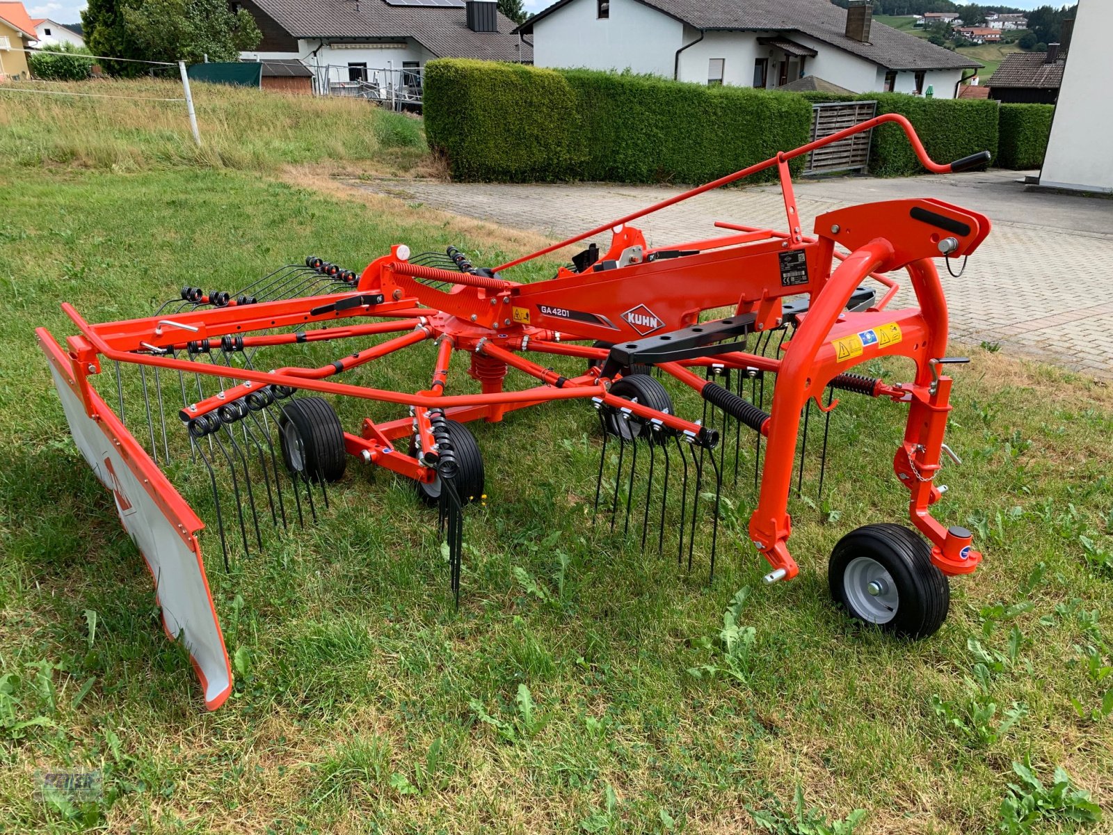 Schwader des Typs Kuhn GA 4201, Neumaschine in Geratskirchen (Bild 1)