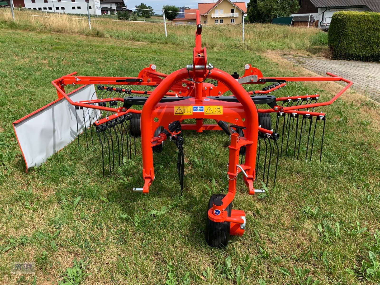 Schwader des Typs Kuhn GA 4201, Neumaschine in Geratskirchen (Bild 2)