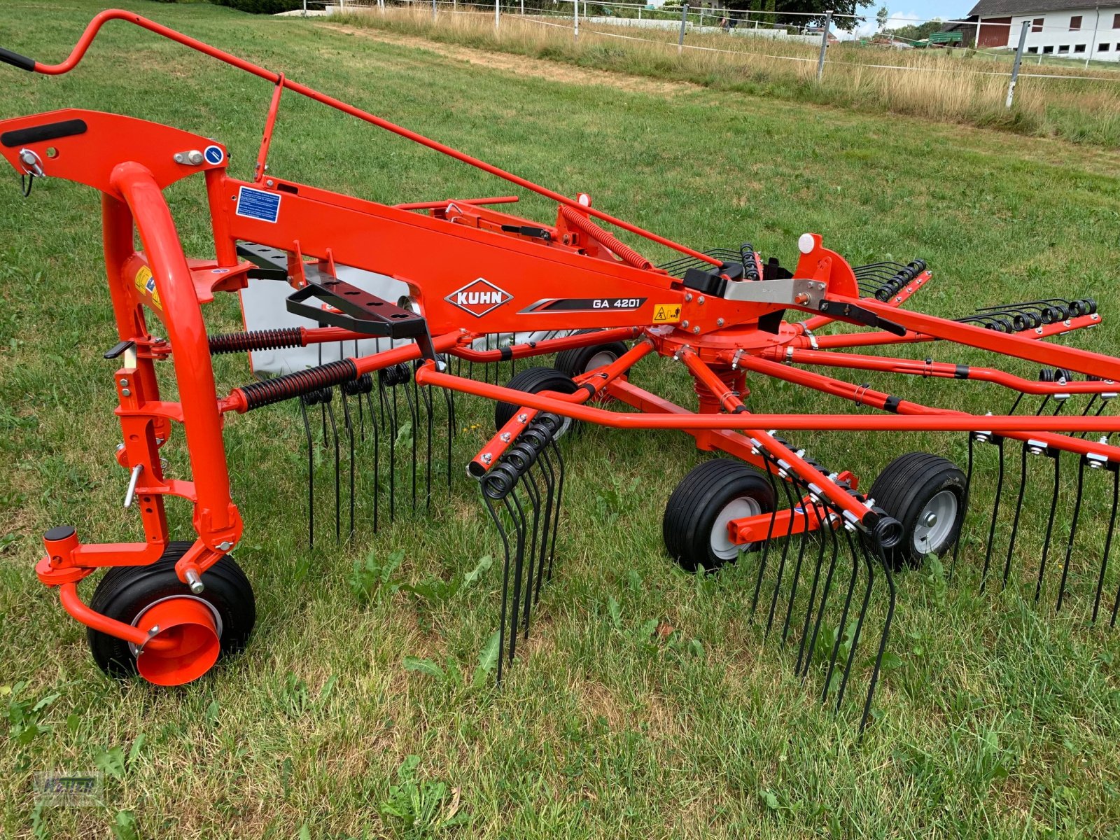 Schwader des Typs Kuhn GA 4201, Neumaschine in Geratskirchen (Bild 3)