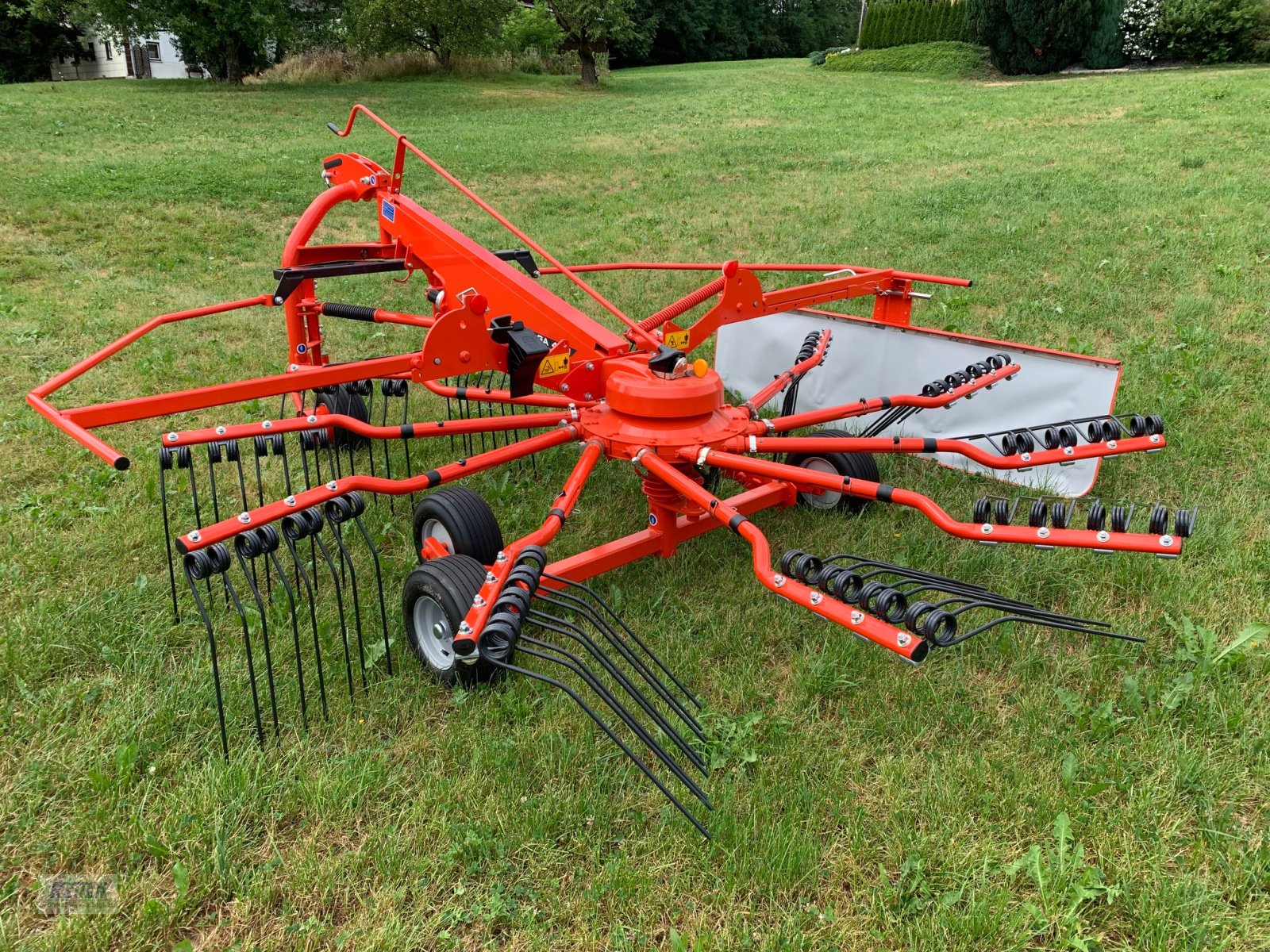 Schwader des Typs Kuhn GA 4201, Neumaschine in Geratskirchen (Bild 5)