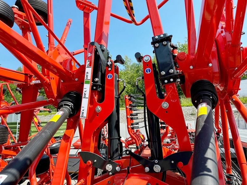 Schwader of the type Kuhn GA 7631 2-Kreisel-Mittelschwader, Neumaschine in St. Marienkirchen (Picture 10)