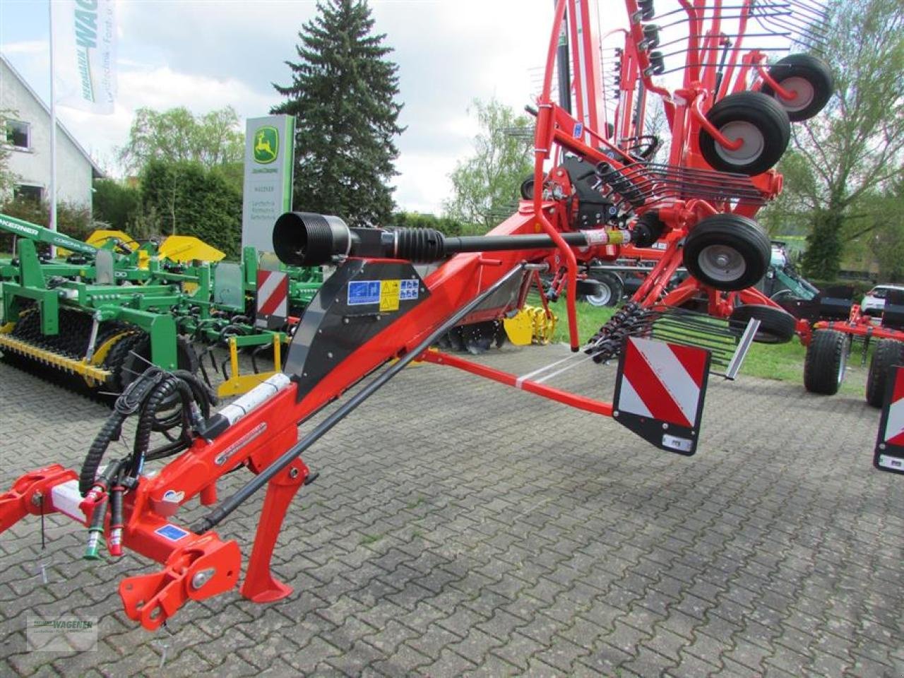 Schwader des Typs Kuhn GA 8030, Neumaschine in Bad Wildungen - Wega (Bild 1)