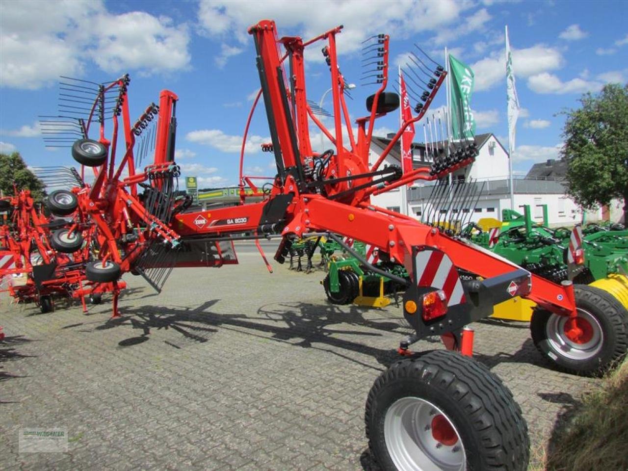 Schwader des Typs Kuhn GA 8030, Neumaschine in Bad Wildungen - Wega (Bild 2)