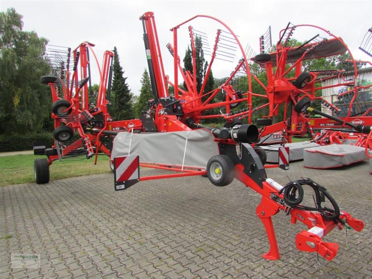 Schwader des Typs Kuhn GA 8030, Neumaschine in Bad Wildungen - Wega (Bild 3)