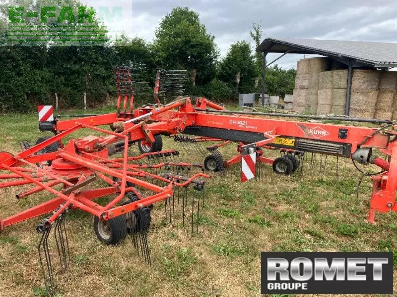 Schwader du type Kuhn ga8121, Gebrauchtmaschine en GENNES-SUR-GLAIZE (Photo 1)