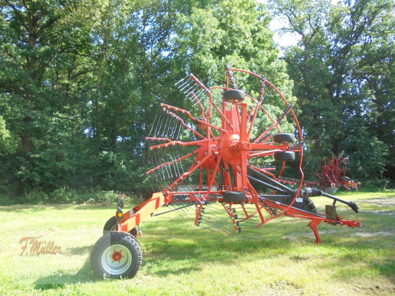 Schwader tipa Kuhn GA8131 MITTELSCHWADER, Neumaschine u Taaken (Slika 1)