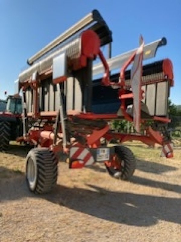 Schwader des Typs Kuhn MERGE MAXX 950, Gebrauchtmaschine in POUSSAY (Bild 3)