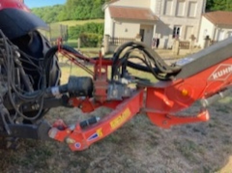 Schwader des Typs Kuhn MERGE MAXX 950, Gebrauchtmaschine in POUSSAY (Bild 4)