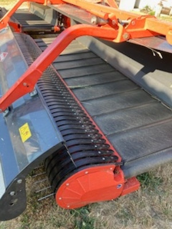 Schwader des Typs Kuhn MERGE MAXX 950, Gebrauchtmaschine in POUSSAY (Bild 7)