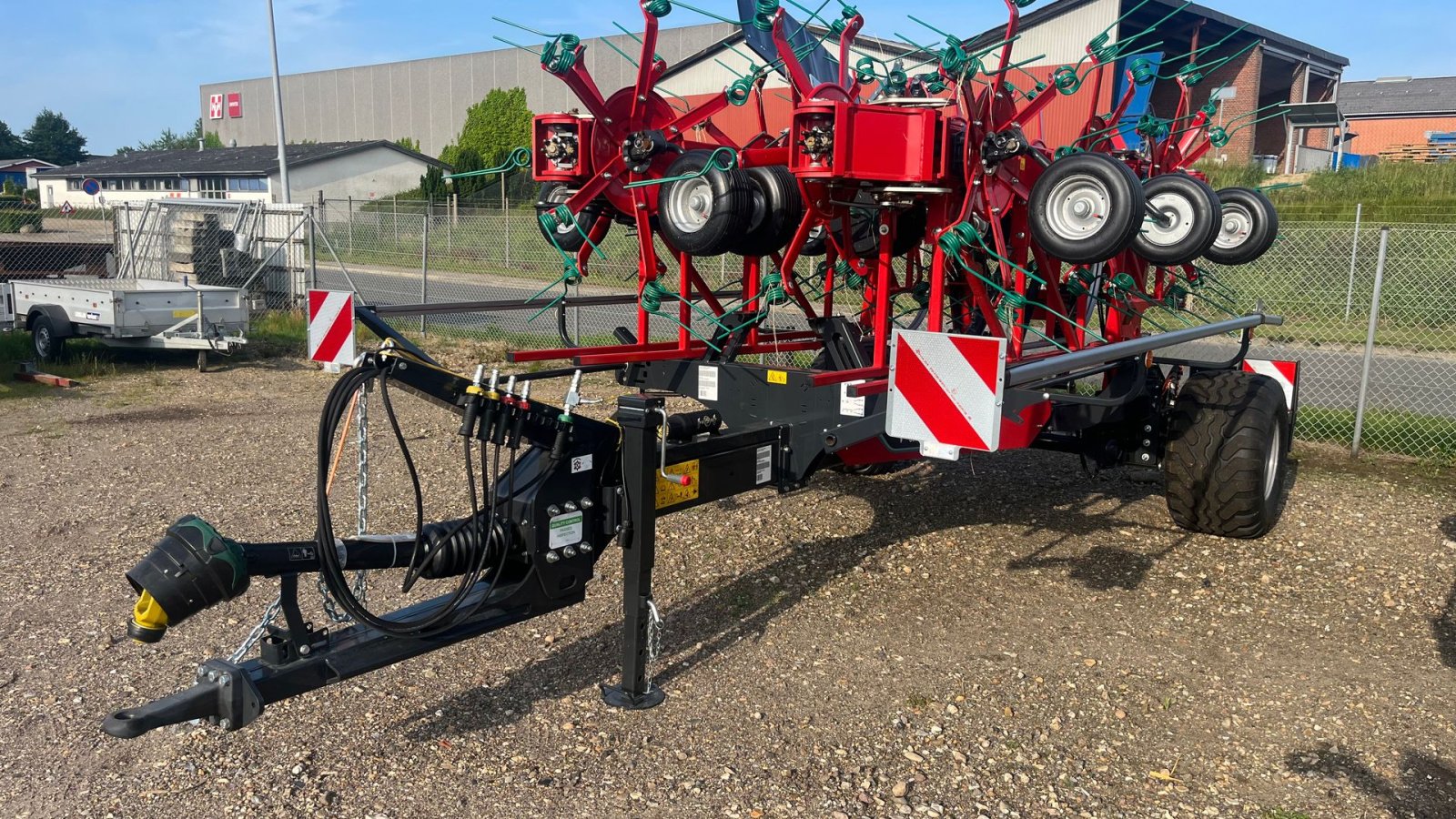 Schwader типа Kverneland 85156 c bugseret spreder, Gebrauchtmaschine в Brørup (Фотография 1)