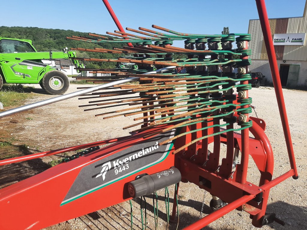Schwader des Typs Kverneland 9443, Gebrauchtmaschine in VARZY (Bild 3)