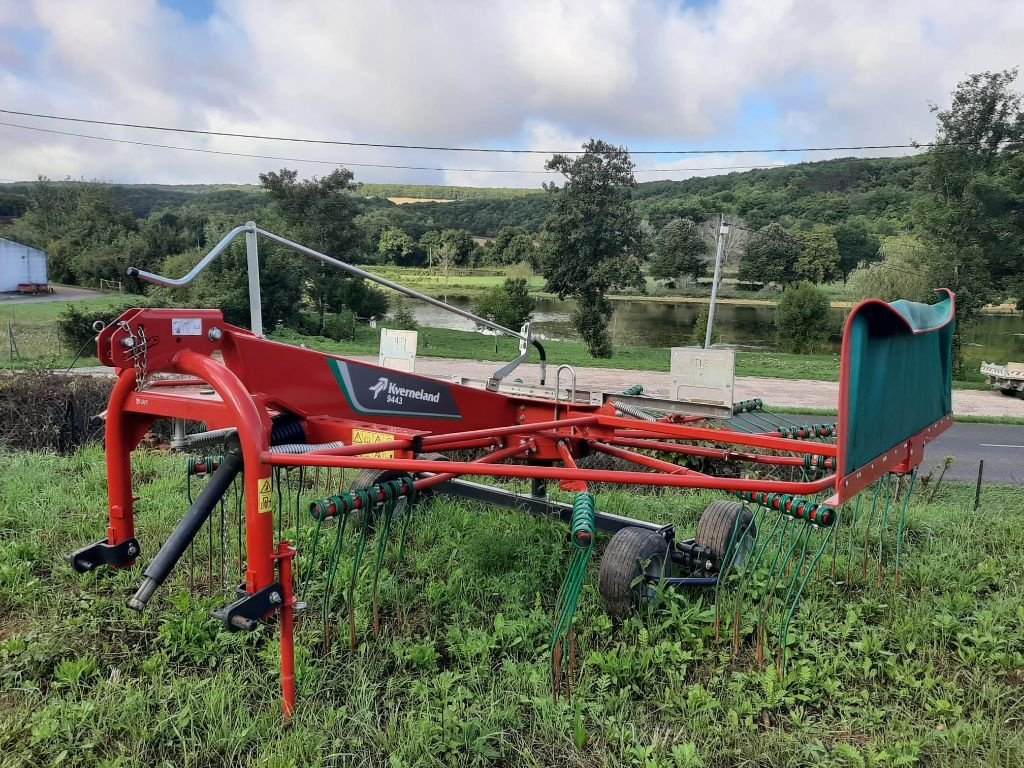 Schwader des Typs Kverneland 9443, Gebrauchtmaschine in VARZY (Bild 1)