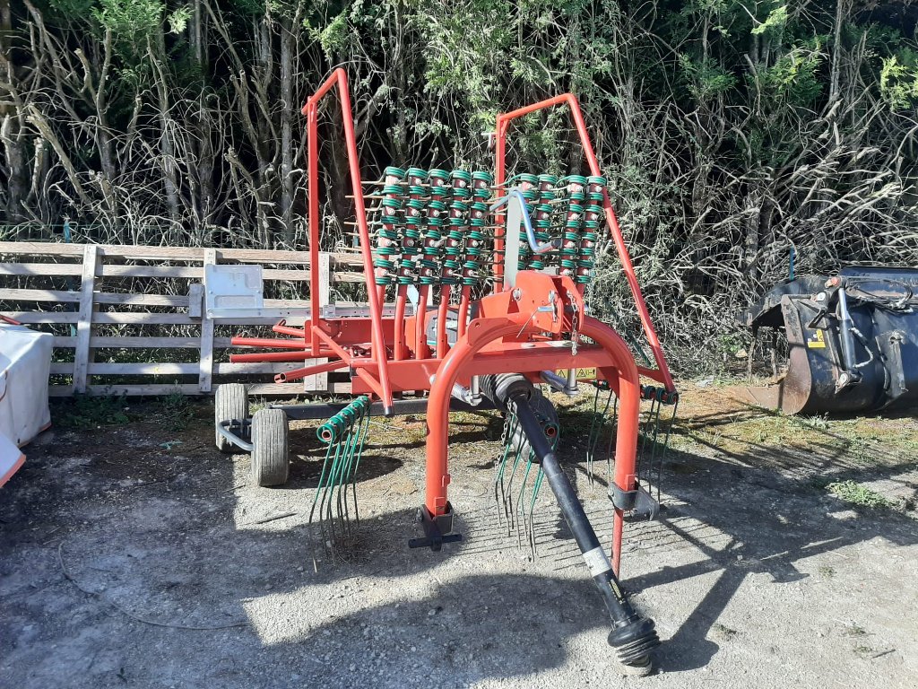 Schwader des Typs Kverneland 9443, Gebrauchtmaschine in VARZY (Bild 2)