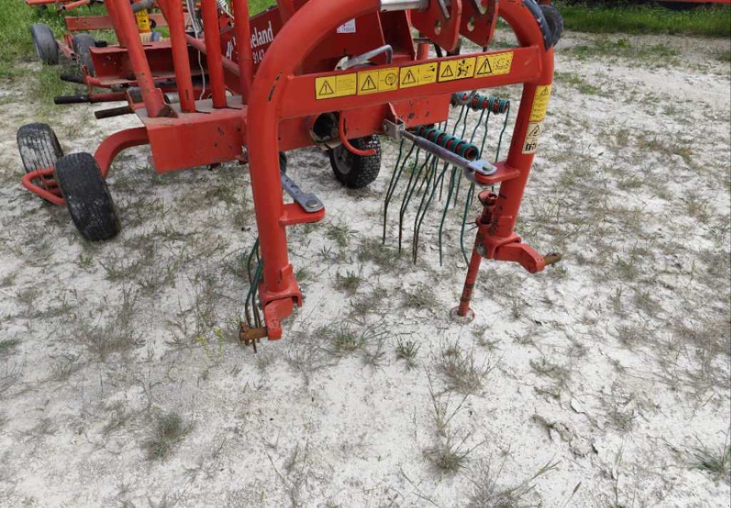 Schwader des Typs Kverneland Taarup 9142, Gebrauchtmaschine in Lérouville (Bild 7)