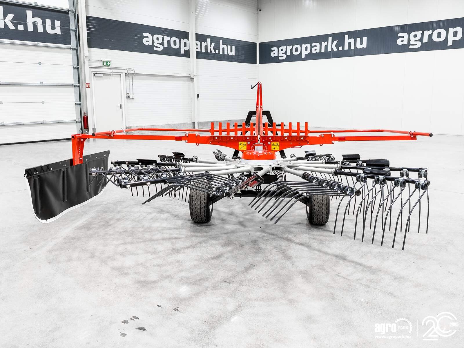 Schwader от тип Maschio Ponente 420 4.15 m single-arm rake, 1.6 m swath width, working height adjustable from the cab, Gebrauchtmaschine в Csengele (Снимка 9)