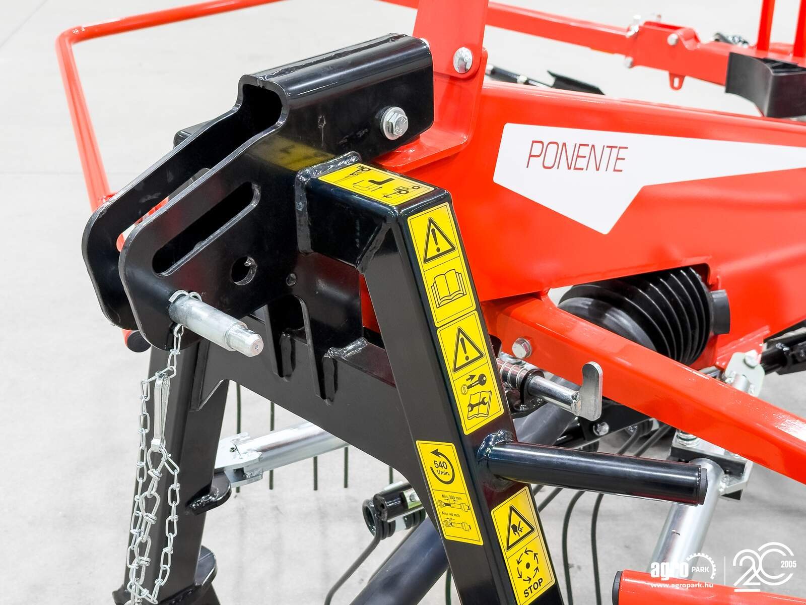 Schwader от тип Maschio Ponente 420 4.15 m single-arm rake, 1.6 m swath width, working height adjustable from the cab, Gebrauchtmaschine в Csengele (Снимка 13)