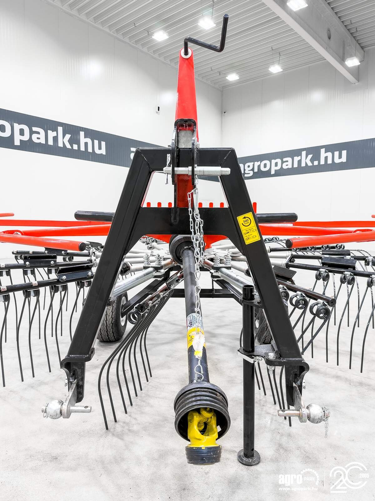 Schwader от тип Maschio Ponente 420 4.15 m single-arm rake, 1.6 m swath width, working height adjustable from the cab, Gebrauchtmaschine в Csengele (Снимка 15)