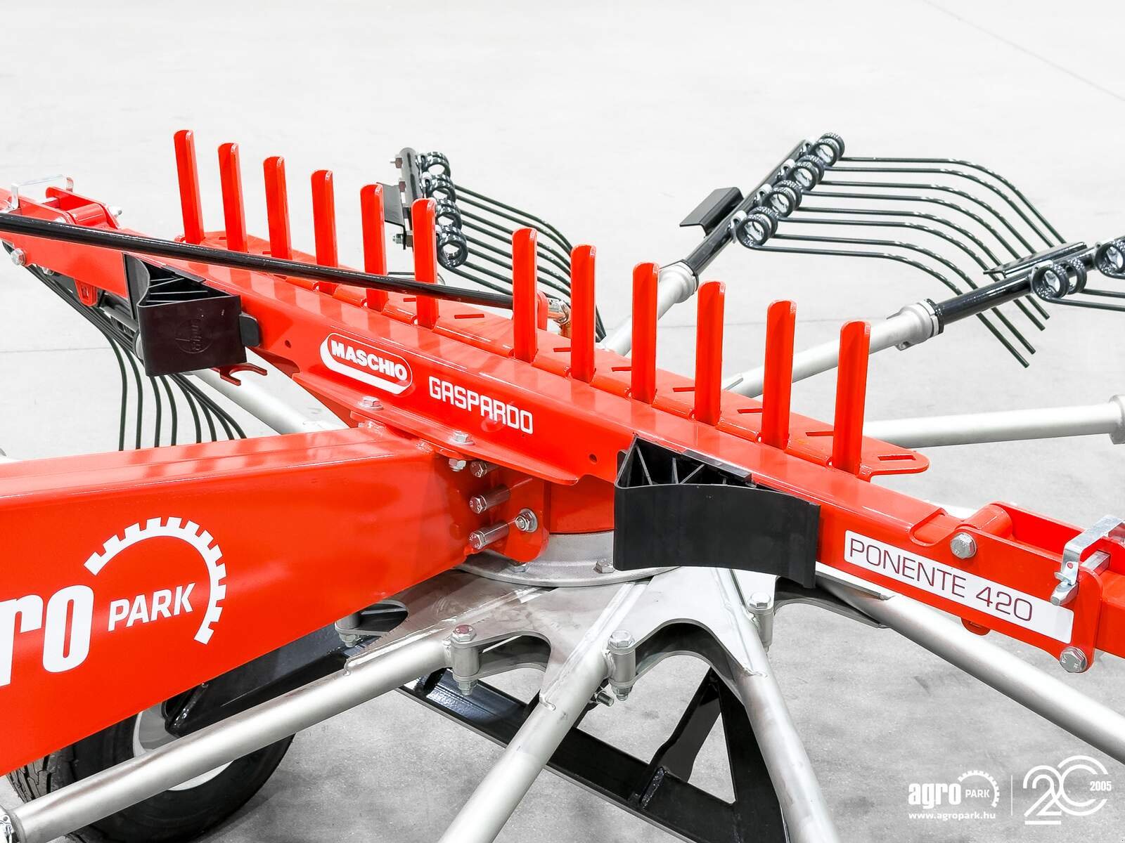 Schwader от тип Maschio Ponente 420 4.15 m single-arm rake, 1.6 m swath width, working height adjustable from the cab, Gebrauchtmaschine в Csengele (Снимка 21)