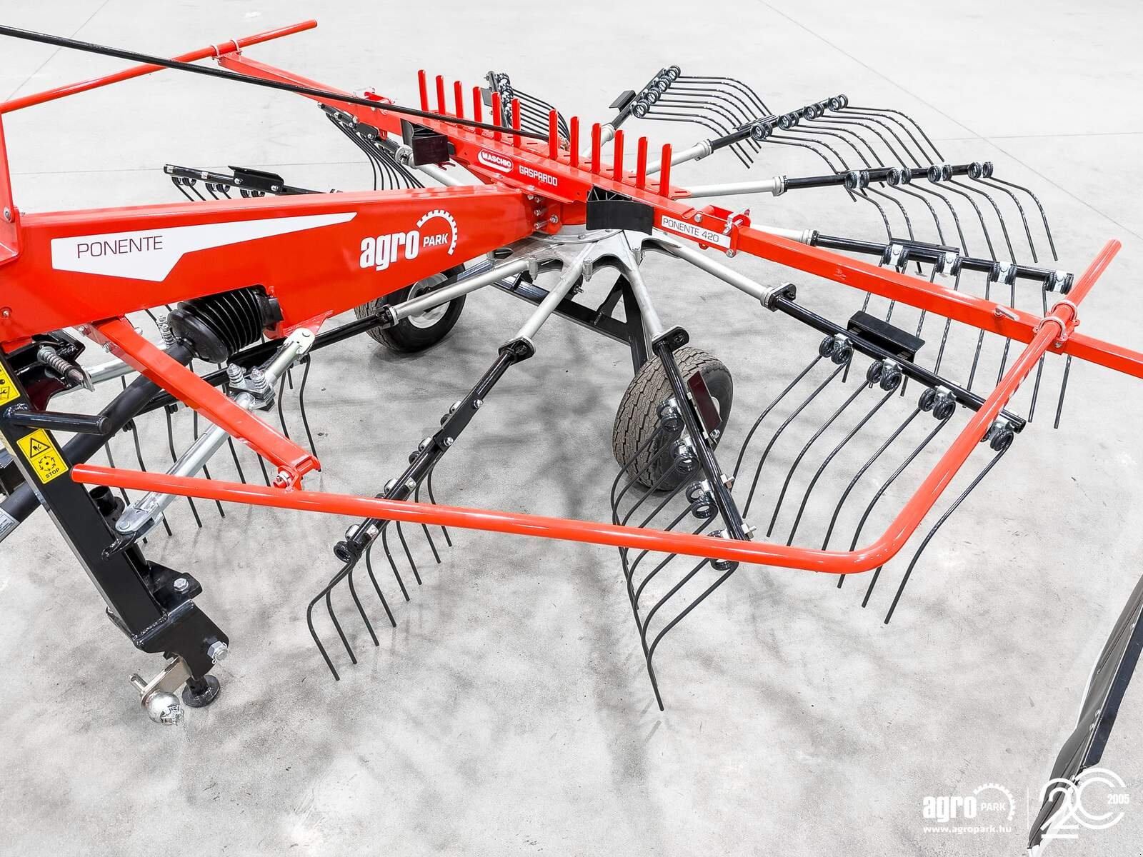 Schwader от тип Maschio Ponente 420 4.15 m single-arm rake, 1.6 m swath width, working height adjustable from the cab, Gebrauchtmaschine в Csengele (Снимка 22)