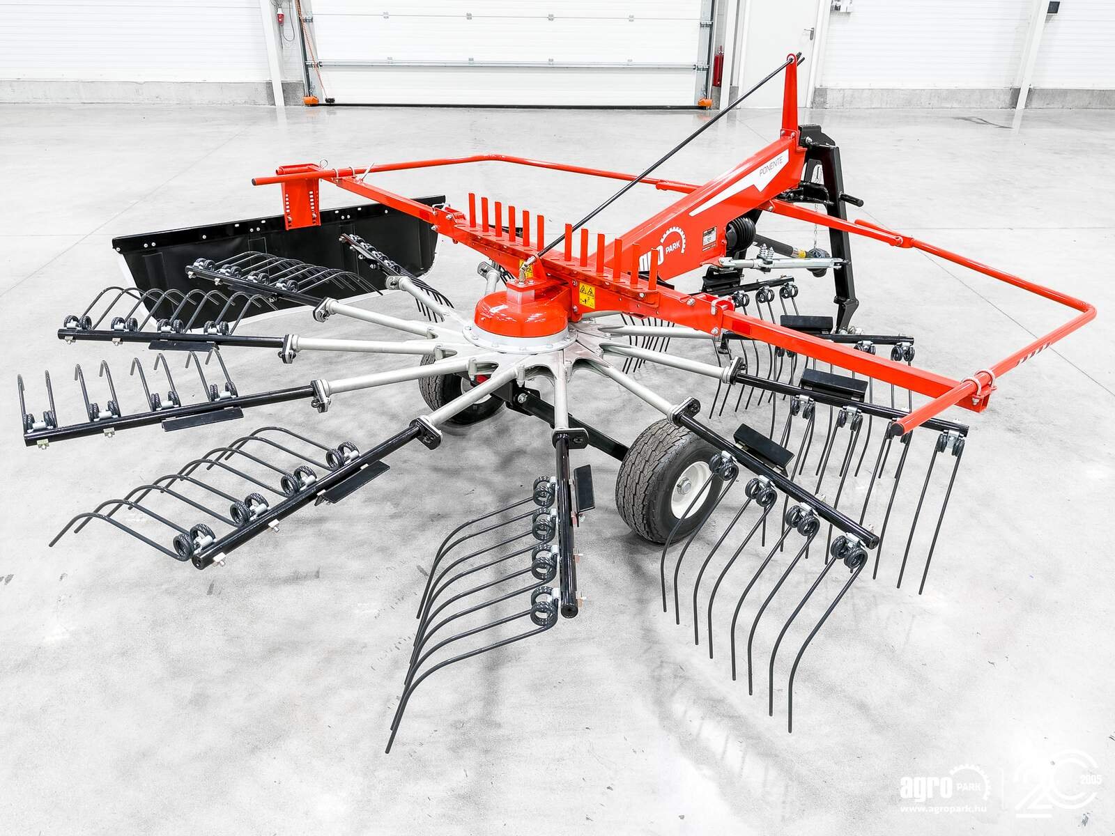 Schwader от тип Maschio Ponente 420 4.15 m single-arm rake, 1.6 m swath width, working height adjustable from the cab, Gebrauchtmaschine в Csengele (Снимка 24)