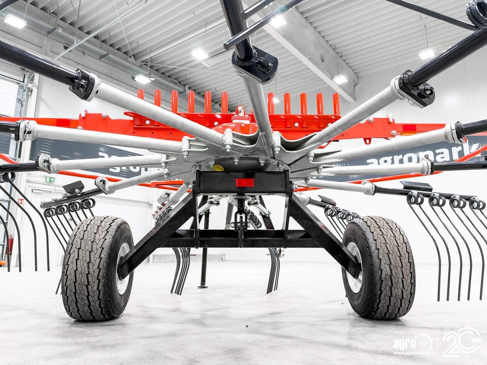 Schwader от тип Maschio Ponente 420 4.15 m single-arm rake, 1.6 m swath width, working height adjustable from the cab, Gebrauchtmaschine в Csengele (Снимка 27)