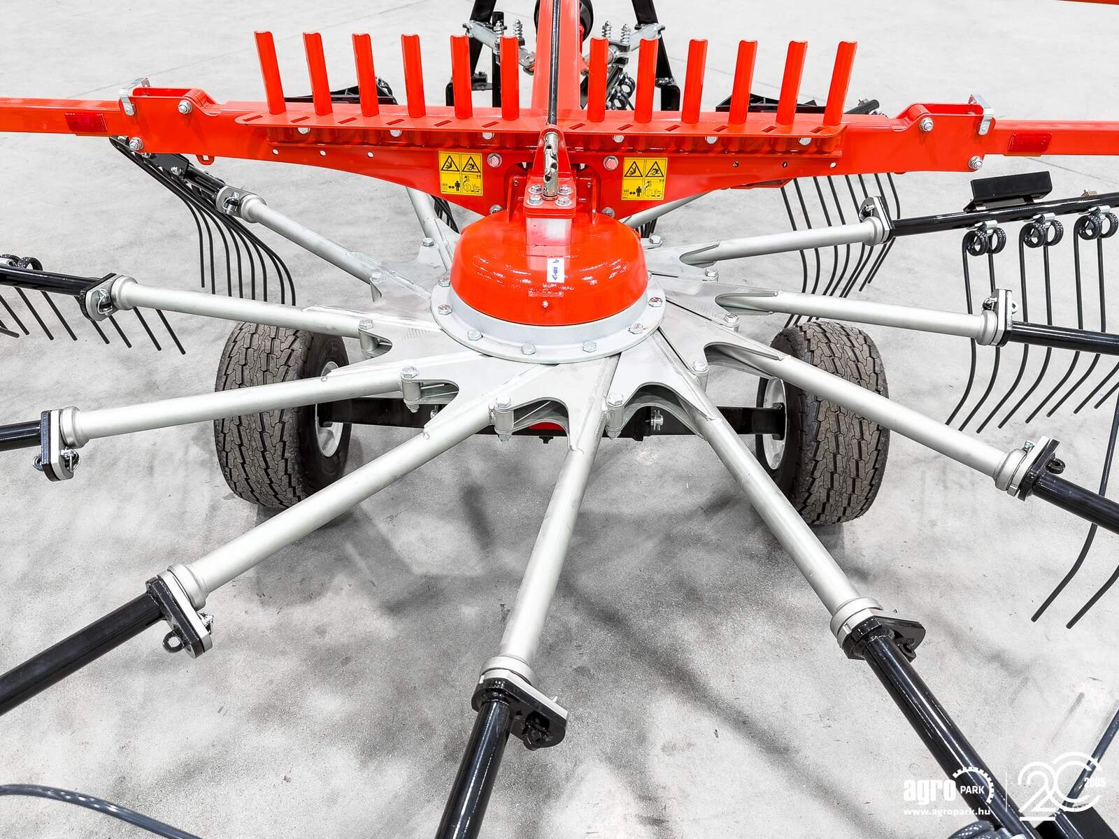 Schwader от тип Maschio Ponente 420 4.15 m single-arm rake, 1.6 m swath width, working height adjustable from the cab, Gebrauchtmaschine в Csengele (Снимка 28)