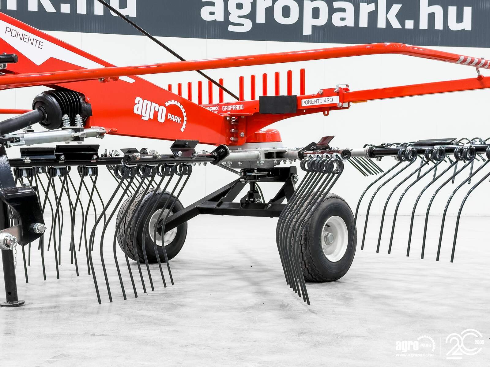 Schwader от тип Maschio Ponente 420 4.15 m single-arm rake, 1.6 m swath width, working height adjustable from the cab, Gebrauchtmaschine в Csengele (Снимка 29)