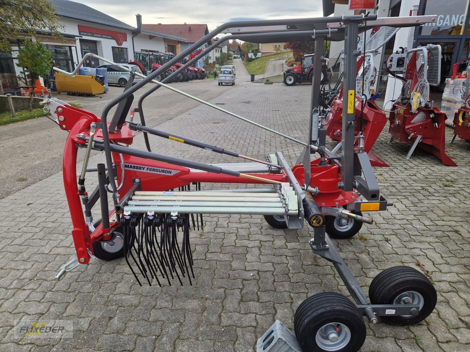 Schwader des Typs Massey Ferguson RK 341 DN2025, Neumaschine in Pattigham (Bild 1)